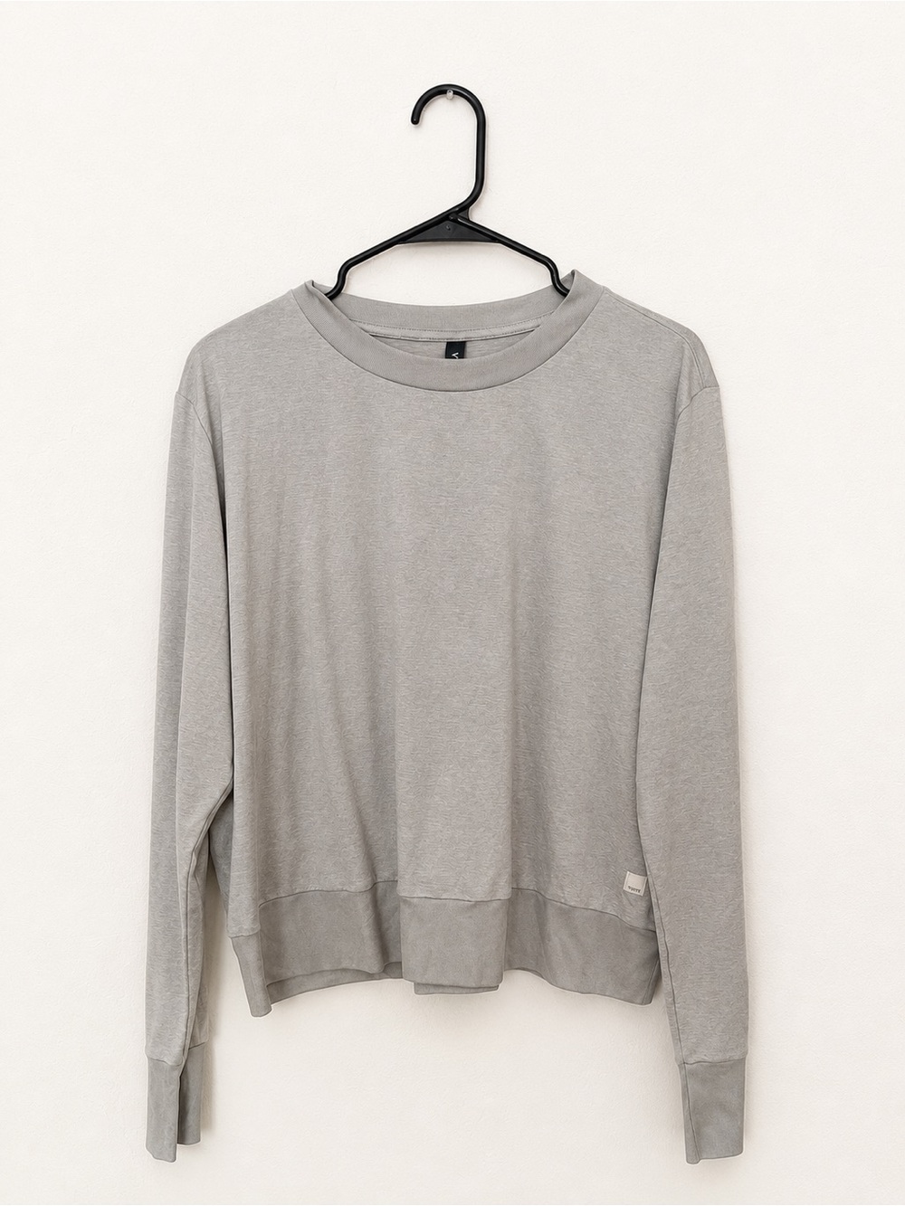 Vuori Light Gray Crewneck long sleeved shirt.